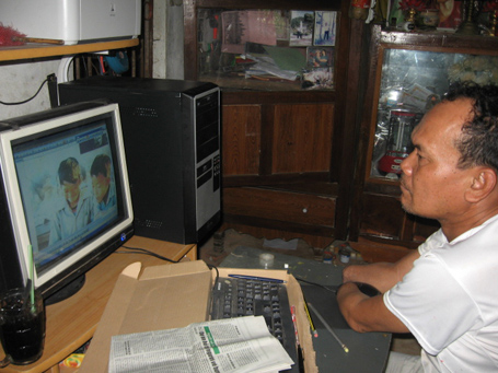 Thầy Khanh Rong điều khiển máy tính thành thạo bằng hay cùi tay.