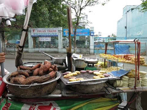 ở hầu hết các hàng rong, thức ăn chín chế biến xong không được che đậy kỹ lưỡng ...