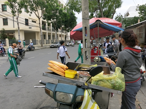 và người bán không đeo găng tay khi chế biến các món