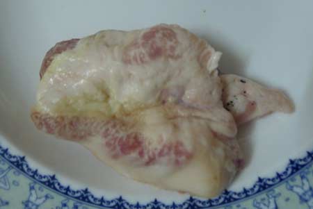 Miếng thịt này đã để 3 ngày buộc kín trong nilon, bốc mùi thiu thối, phần mỡ chuyển sang màu vàng