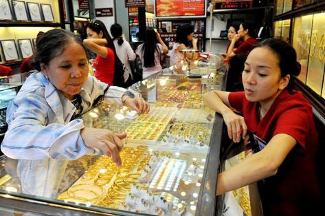 Giá vàng miếng trong nước cao hơn vàng thế giới quy đổi khoảng 3,4 triệu đồng/lượng.