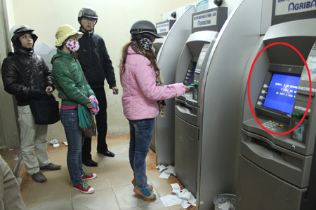 Nhiều cây ATM luôn ở tình trạng “sorry...” khiến khách rút tiền bực bội.