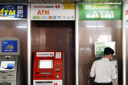 Khách hàng nên tránh giờ cao điểm để rút tiền trên máy ATM (ảnh: Việt Hưng).