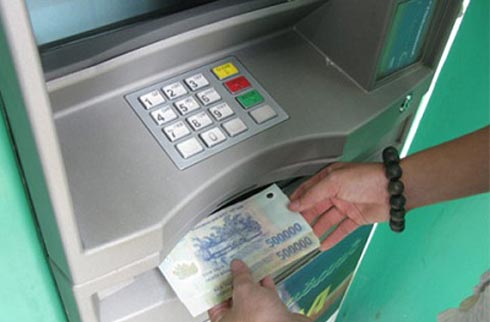 Ngân hàng Nhà nước yêu cầu nâng hạn mức rút tiền ATM trên 2 triệu đồng. Ảnh: Lệ Chi