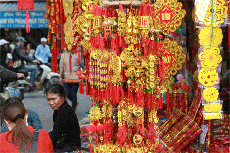 Còn những đồ hàng truyền thống thì ít người quan tâm hơn...