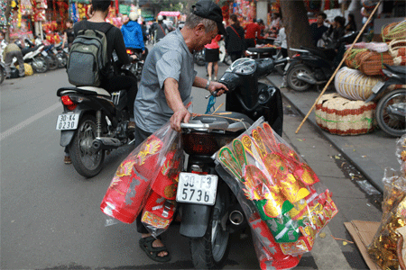 Một khách hàng lớn tuổi đã đang xếp cồng kềnh lên xe