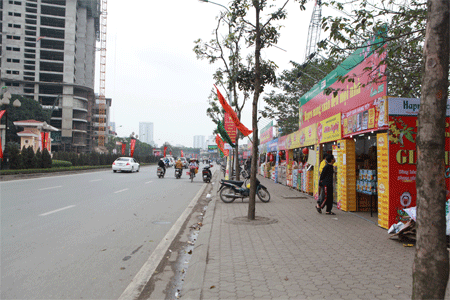 Vỉa hè của con phố Lê Văn Lương được trưng dụng trong những ngày này
