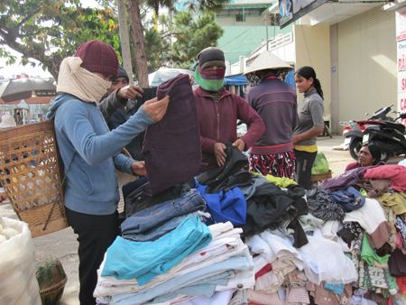Mặc cho mọi người bán mua, những người Bahnar vẫn chăm chú lựa cho mình những bộ đồ vừa ý