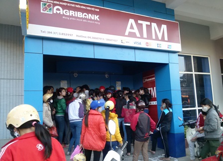 Cảnh chen lấn tại máy ATM của ngân hàng Agribank trên đường Phan Chu Trinh.