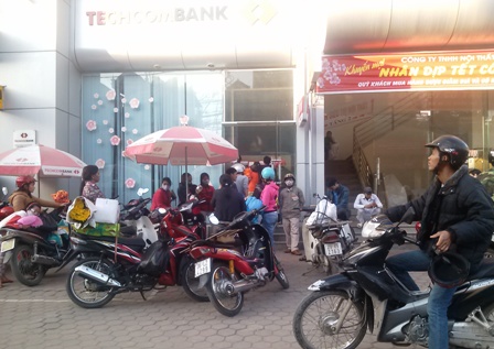 Tại ngân hàng Techcombank cũng diễn ra cảnh chen lấn nhau để rút tiền.