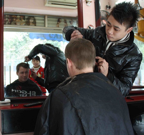 Cắt tóc nam tăng giá khoảng 15-20%, tuy nhiên lại giữ nguyên giá sau Tết