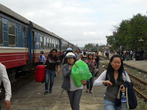 Hàng trăm hành khách đón tàu đi TP.HCM tại ga Tam Kỳ.