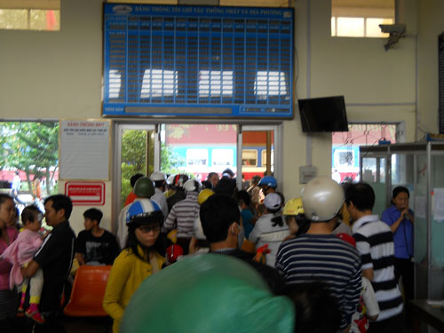 Hành khách đón tàu SE21 Huế - Sài Gòn tại ga Tam Kỳ đi TP.HCM trưa mùng 4 Tết.