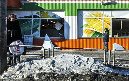 Một cửa hiệu ở Chelyabinsk bị hư hại do lực của vụ nổ sao băng gây ra.