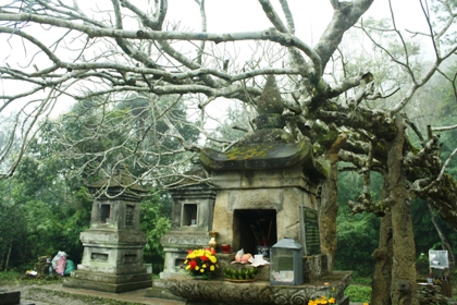 Vườn tháp và chùa Hoa Yên trầm mặc và uy nghiêm.