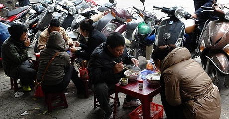 Hình ảnh như thế này có thể gặp ở bất kỳ phố phường nào ở Hà Nội (Nguồn: AFP)