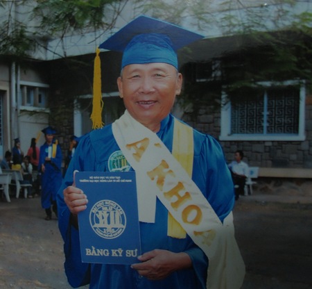 Á khoa Nguyễn Văn Biểu trong lễ trao bằng tốt nghiệp ngày 13/11/2012. (Ảnh chụp lại)