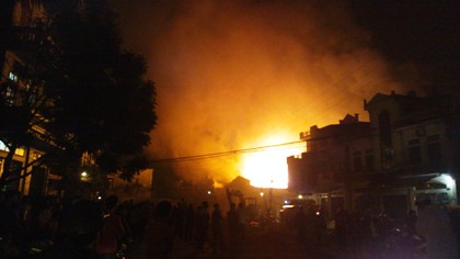 Đám cháy bùng lên dữ dội cả một góc thành phố.