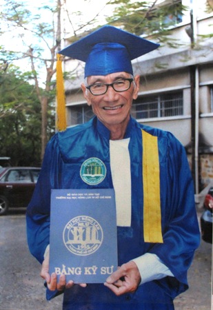 Ông Lê Văn Xê nhận bằng cử nhân ở tuổi 69 với mái tóc đã bạc màu. (Ảnh chụp lại)