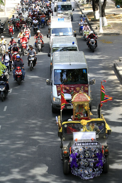 Đoàn xe tang tiến qua công viên Hoàng Văn Thụ ra Cộng Hòa