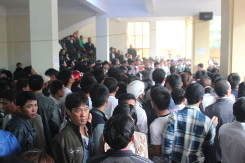Hàng trăm người chờ đợi để được làm hộ chiếu, giấy thông hành tại Phòng quản lí