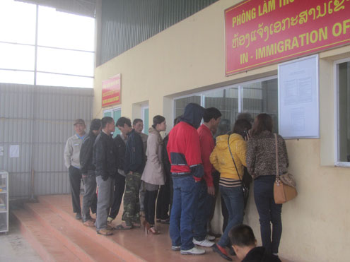Mùng 4 Tết đã có hàng chục thanh niên chờ đợi làm thủ tục xuất cảnh sang Lào ở cửa khẩu quốc tế Cầu Treo. Ảnh: Nguyên Khoa