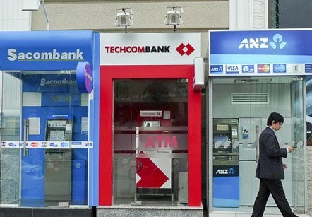 Hưởng lợi ngàn tỷ, ngân hàng vẫn kêu lỗ vì ATM