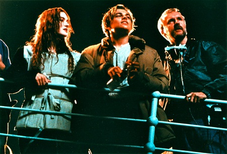 Đạo diễn và hai diễn viên chính cùng đứng trên boong tàu bàn bạc cho cảnh diễn tiếp theo.