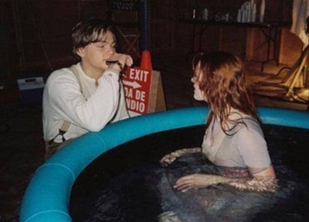 Kate tập ngụp lặn trong một bể bơi nhỏ và Leonardo ở bên trò chuyện với cô.