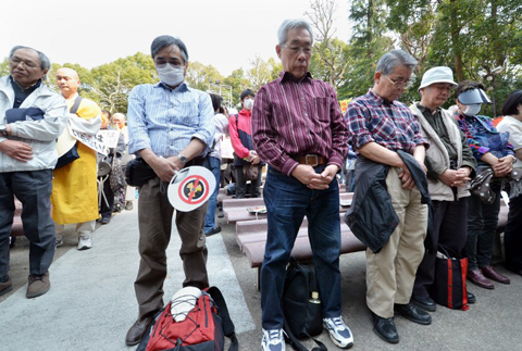 Những người dân Nhật Bản cầu nguyện cho nạn nhân của thảm họa động đất, sóng thần năm 2011 trước khi biểu tình phản đối năng lượng hạt nhân tại
