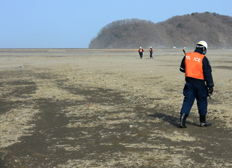Hai năm đã trôi qua, song những cảnh sát vẫn tiếp tục tìm kiếm di thể của nạn nhân sóng thần