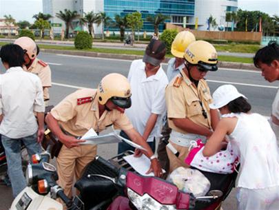 Lực lượng CSGT kiểm tra, xử lý các trường hợp vi phạm khi tham gia giao thông