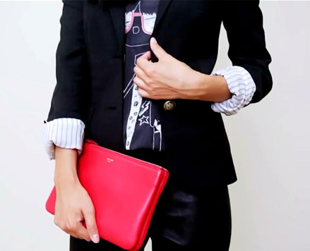 blazer đen, áo font in kiểu digital, xắc tay đỏ