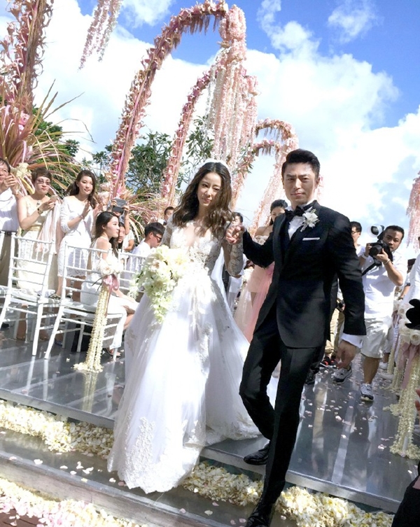Bộ ảnh cưới sang chảnh và ngọt ngào của cặp sao Hoa ngữ Đường Yên - La Tấn