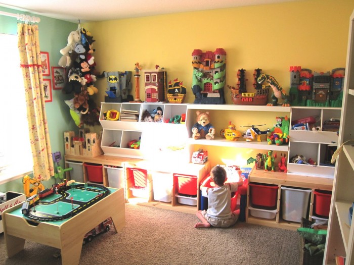 coreymoortgat.blogspot.in child's room boy happy yellow walls green accessories and racetrack