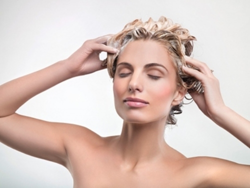 8 cách giữ nếp tóc xoăn sóng nước được lâu hiệu nghiệm