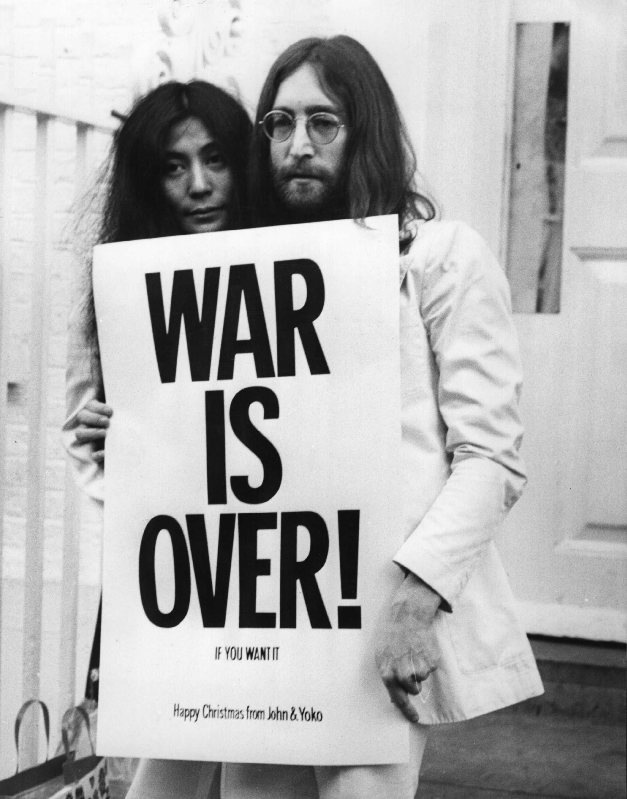 John Lennon và Yoko Ono cầm biểu ngữ "War is Over"