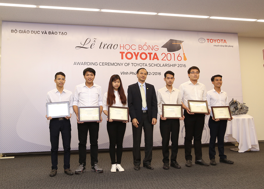 Toyota Việt Nam trao tặng học bổng cho sinh viên kỹ thuật
