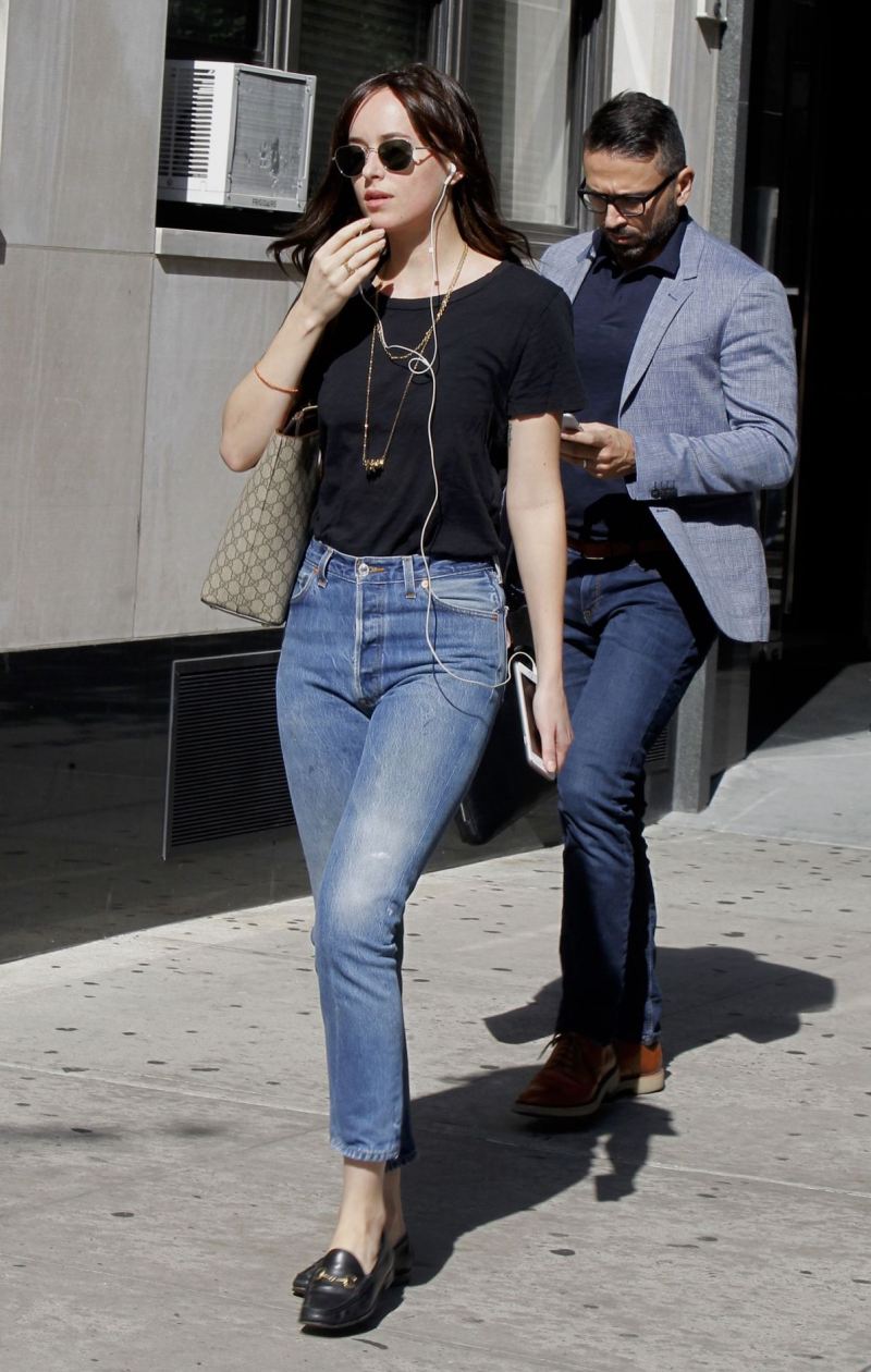 Quần jeans, áo thun và giày bệt là công thức “ruột” của nàng Dakota Johnson, tất nhiên không thể thiếu phụ kiện kính mát thời thượng để nhấn nhá phong cách và bảo vệ đôi mắt dưới ánh nắng