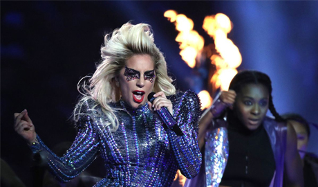 Cận cảnh thỏi son được Lady Gaga dùng cho màn trình diễn trong Super Bowl 2017