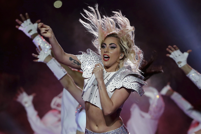 Lady Gaga durante su presentación en el espectáculo de medio tiempo del Super Bowl 51 de la NFL entre los Patriots de Nueva Inglaterra y los Falcons de Atlanta el domingo 5 de febrero de 2017 en Houston. (Foto AP/Matt Slocum)