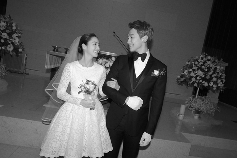 Ngắm nhìn vẻ đẹp tinh khôi và sắc sảo trong bộ ảnh cưới của Lee Hyori cùng chú rể Lee Sang Soon. Đón nhận niềm hạnh phúc và tình yêu đong đầy mỗi khi nhìn lại bức ảnh đẹp như mơ này. Hãy xem ngay thôi!
