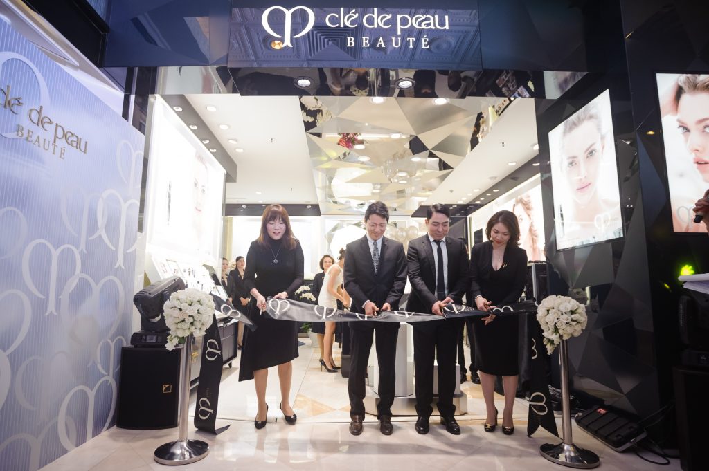 Nghi thức cắt băng khánh thành khai trương cửa hàng flagship cũng là cửa hàng thứ 9 của Clé de Peau tại Việt Nam