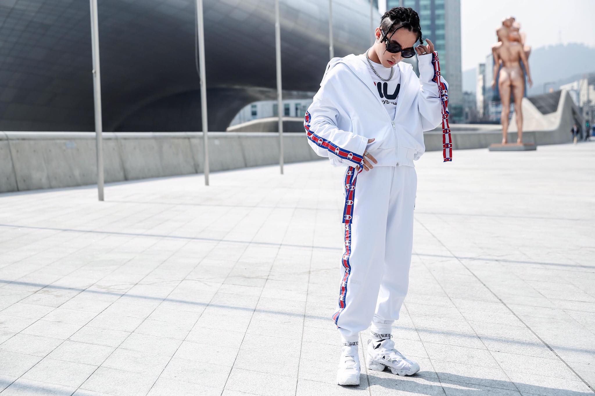 So với hình tượng "ông bố thập niên 80" của ngày hôm trước, tại ngày thứ 3 của Seoul Fashion Week, Sơn Tùng thay đổi 180o khi xuất hiện khỏe khoắn trong set đồ thể thao trắng muốt.