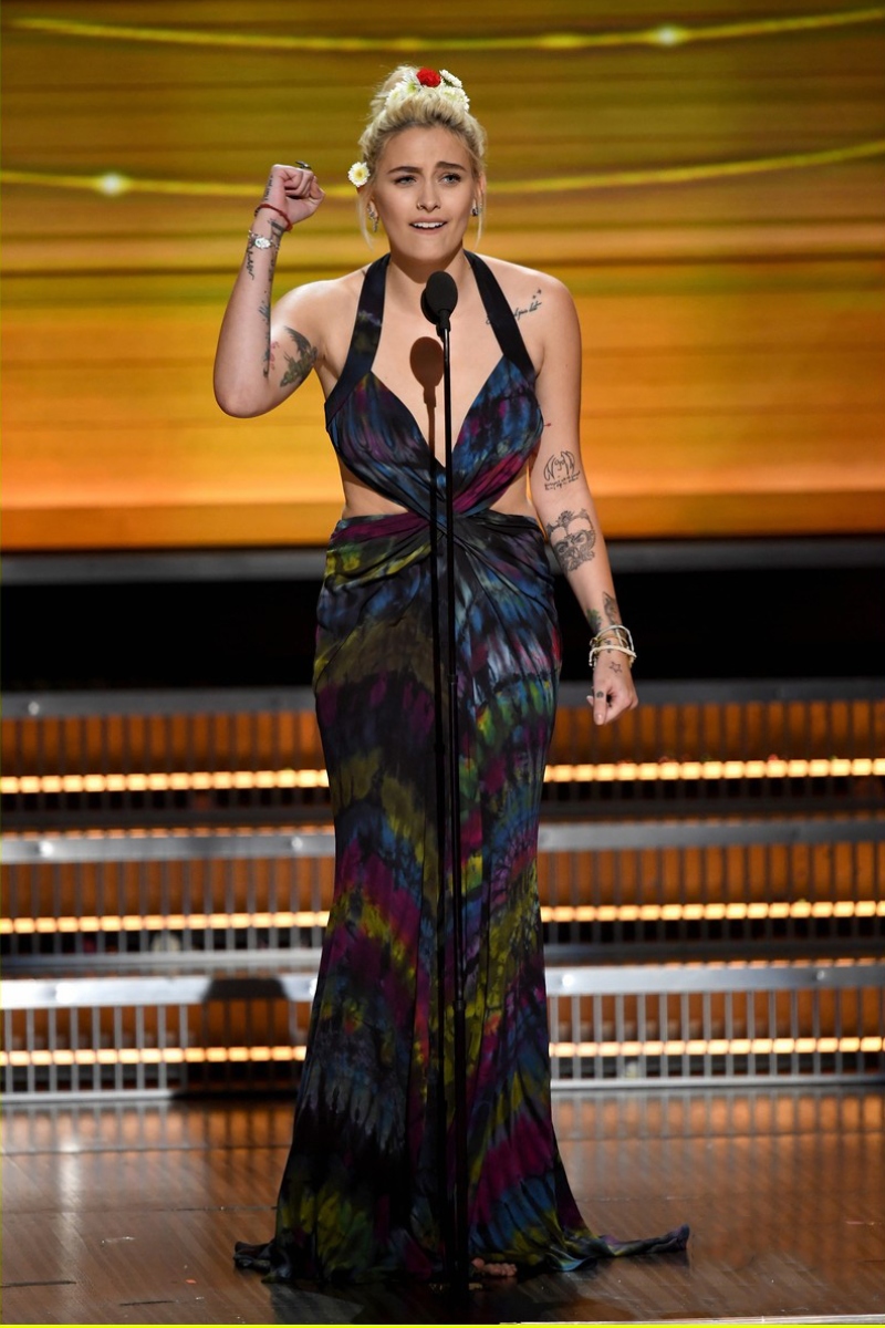 Bộ cánh thứ hai trên sân khấu Grammy đến từ thương hiệu Jeremy Scott một lần nữa phô diễn vóc dáng nữ thần của cô nàng với những khoảng hở vô cùng tinh tế