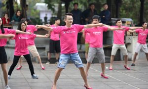 Bố con Hoàng Bách đi giày cao gót nhảy flashmob đấu tranh cho bình đẳng giới