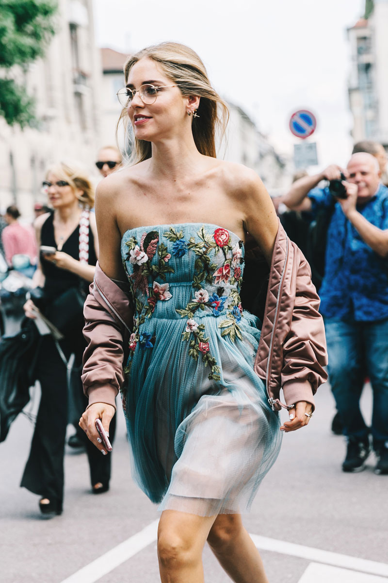 Fashionista nổi danh Chiara Ferragni tỏa sáng, thu hút mọi ống kính khi diện đầm cup ngực thêu hoa mang sắc xanh mát mắt cùng áo khoác bomber thời thượng