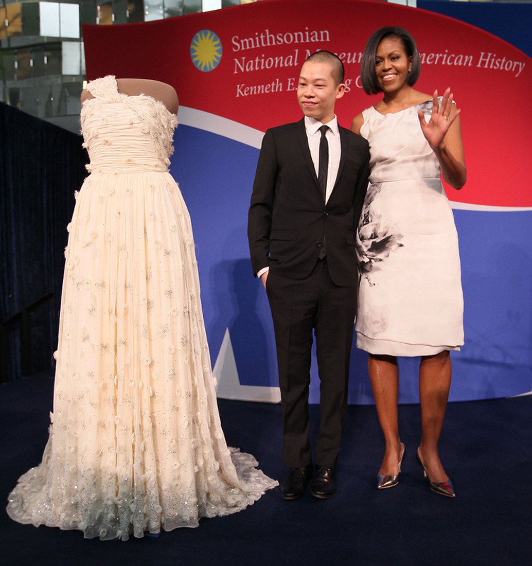Jason Wu cùng Đệ nhất Phu nhân Michelle Obama bên thiết kế ông tạo ra cho bà trong đêm nhậm chức ở nhiệm kì đầu tiên của Tổng thống Obama. Thiết kế màu hồng phấn được bình chọn là một trong những thiết kế đẹp nhất của các Đệ nhất Phu nhận.