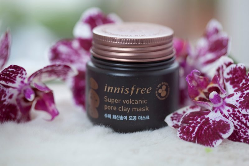 Mặt nạ bùn khoáng Innisfree – Super Volcanic Pore Clay Mask với bùn tro núi lửa từ đảo Jeju loại bỏ dầu thừa và mụn đầu đen chỉ trong 10 phút