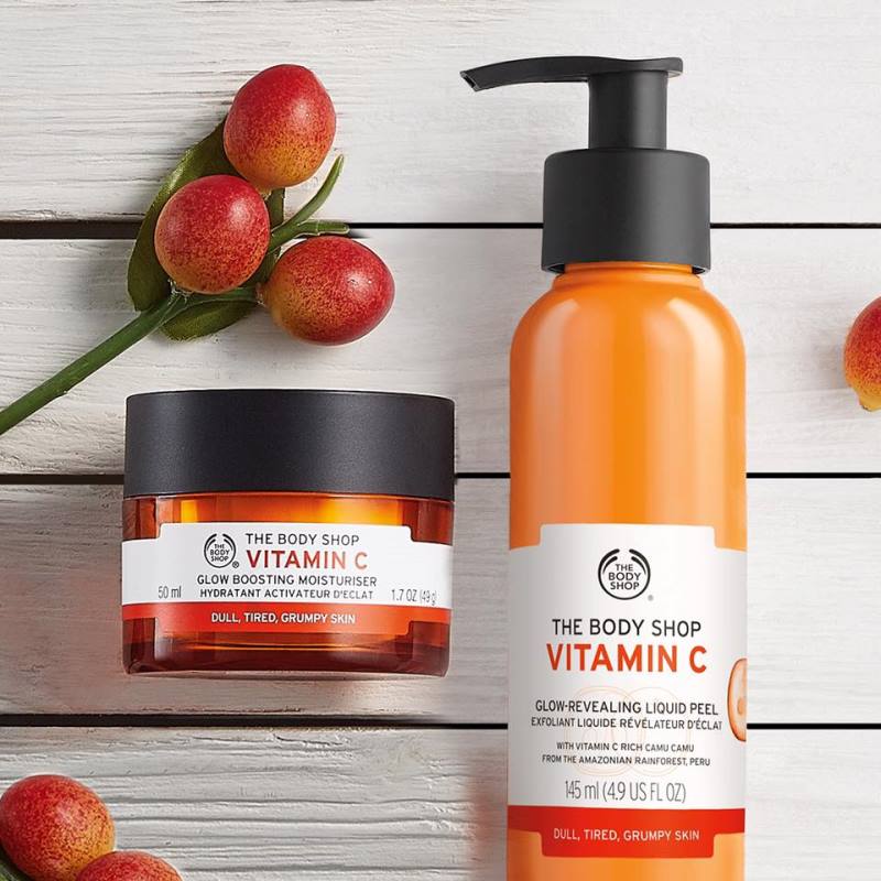 Kem dưỡng da và tẩy tế bào chết chứa Vitamin C từ The Body Shop.